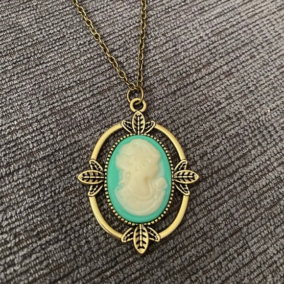 Vampire Diaries Katherine Pierce Petrova Victorian Lady Cameo Necklace Gilbert - Picture 4 of 4